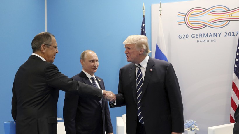 Ngoại trưởng Lavrov bắt tay ông Trump tại Hội nghị thượng đỉnh G20 tổ chức tại Hamburg, Đức vào tháng 7/2017 (Ảnh: RT)
