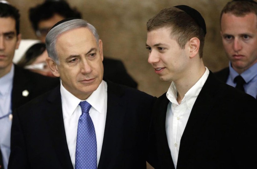 Yair Netanyahu (phải) bên cạnh cha mình là Thủ tướng Benjamin Netanyahu trong kỳ bầu cử năm 2015 (Ảnh: Independent)