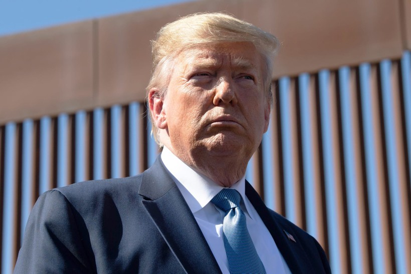 Tổng thống Trump đứng trước đoạn tường bao biên giới ở Otay Mesa, California ngày 18/9/2019 (Ảnh: CNBC)
