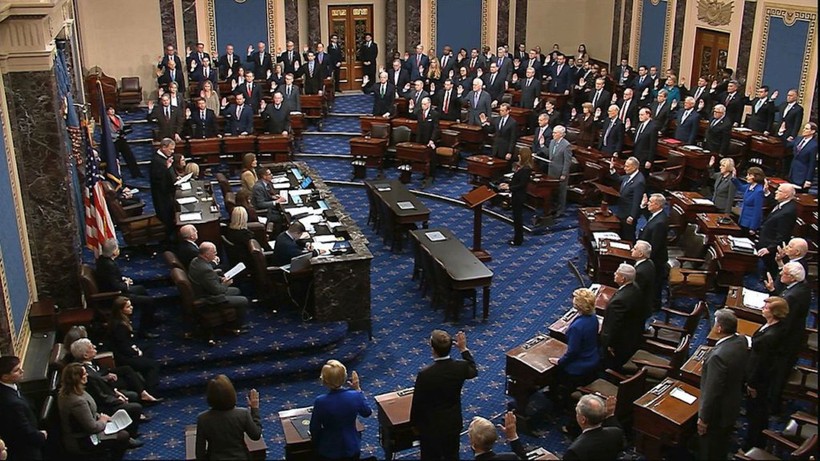 Các nhà lập pháp tại Thượng viện tuyên thệ, bắt đầu phiên xét xử Tổng thống Trump (Nguồn: Axios)