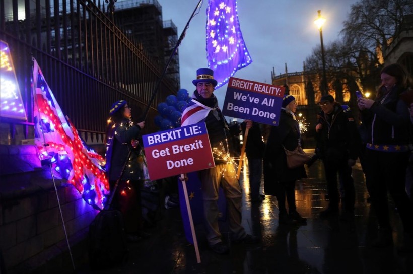 Những người phản đối Brexit tuần hành bên ngoài tòa nhà Hạ viện ở London, Anh (Ảnh: Reuters)