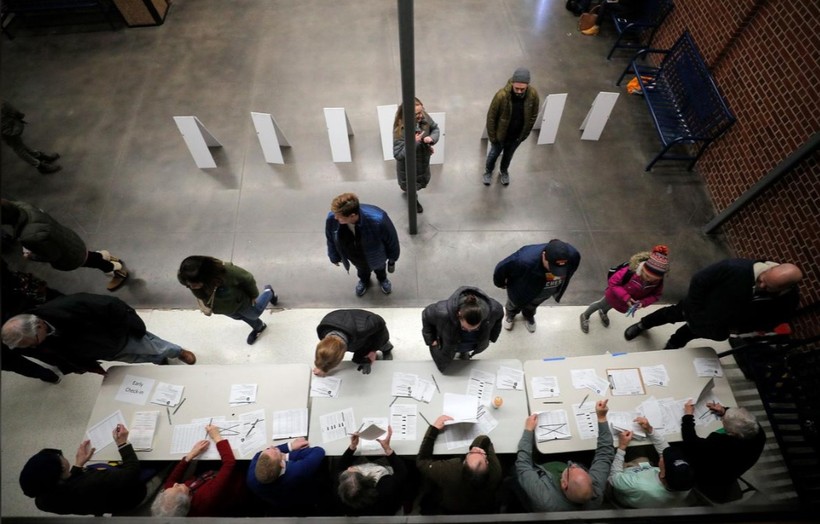 Các cử tri tham gia bầu cử theo hình thức họp kín ở Iowa (Ảnh: Reuters)