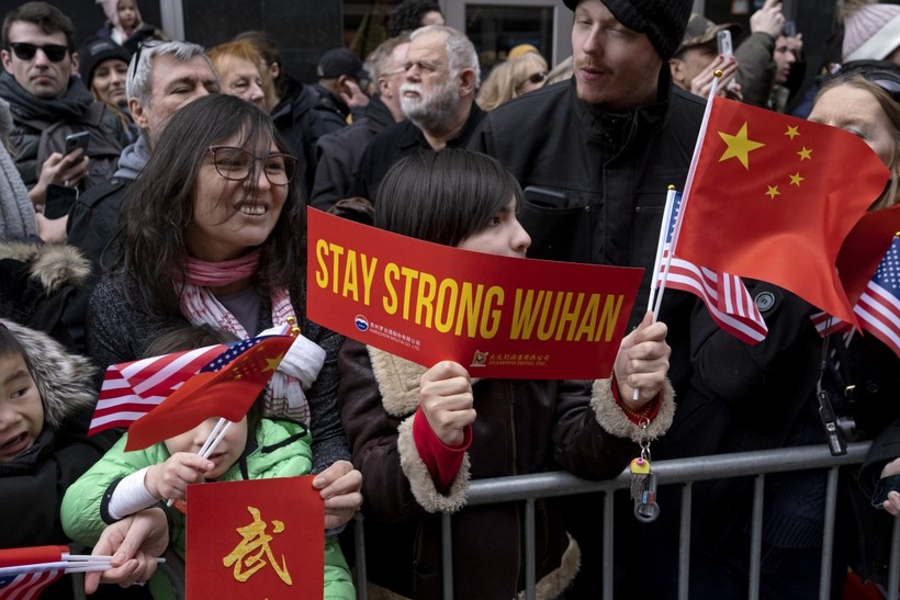 Một biểu ngữ ủng hộ Vũ Hán xuất hiện trong một lễ hội mừng năm mới ở khu người Trung (Chinatown), thành phố New York ngày 9/2 (Ảnh: AP)