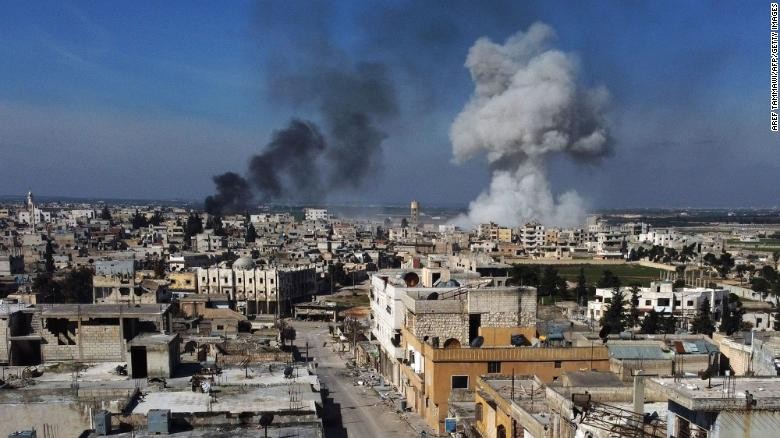 Cột khói bốc lên tại thị trấn Saraqib, phía Đông tỉnh Idlib trong hôm 27/2 (Ảnh: CNN)