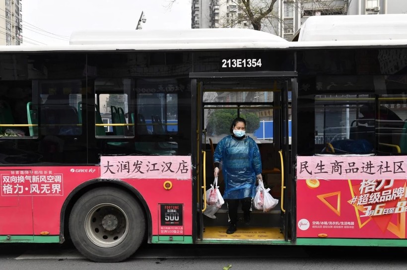 Nghiên cứu mới nhấn mạnh về tầm quan trọng của việc đeo khẩu trang khi di chuyển trên phương tiện công cộng (Ảnh: SCMP)