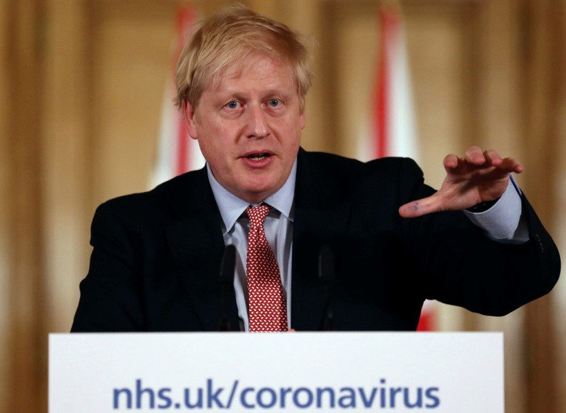 Chiến lược chặn dịch COVID-19 của Thủ tướng Anh Boris Johnson gây nhiều tranh cãi (Ảnh: The Sun)