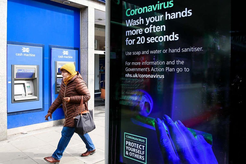 Thông điệp chống virus corona được đăng tải trên một biển hiệu ở London, Anh (Ảnh: New Scientist)