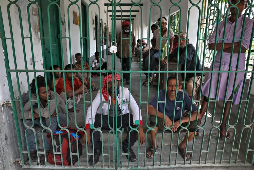 Người vô gia cư trong một khu nhà khóa trái dưới lệnh phong tỏa ở Kolkata, Ấn Độ (Ảnh: Reuters)