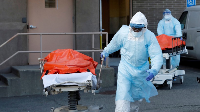 Nhân viên y tế chuyển thi thể người chết do COVID-19 khỏi một cơ sở y tế ở Brooklyn, New York, Mỹ (Ảnh: Reuters)