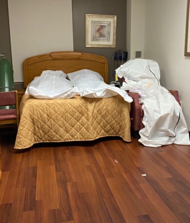 3 thi thể bệnh nhân COVID-19 đặt trong một phòng trống tại bệnh viện Sinai-Grace (Ảnh: Twitter)