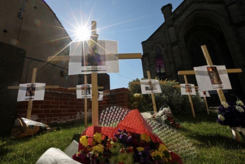 Ảnh và tên những ngừi tử vong do COVID-19 treo bên ngoài một nhà thờ ở Burton, Staffordshire, Anh (Ảnh: Reuters)