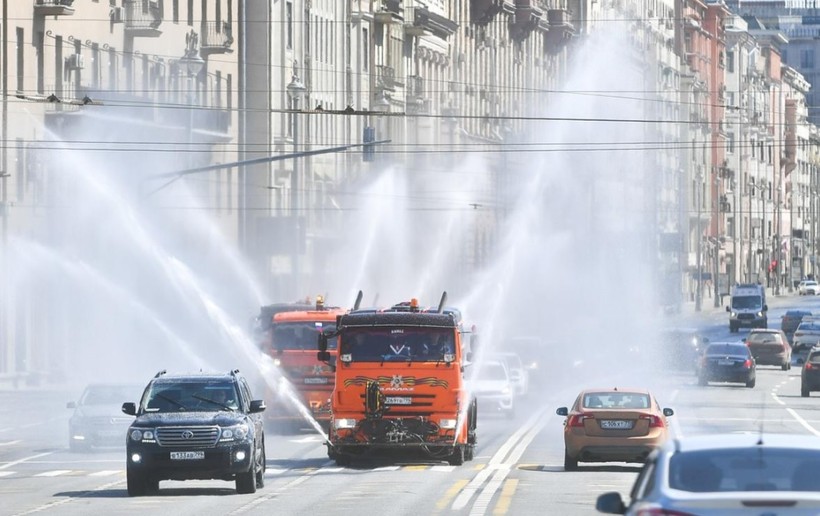Phương tiện phun chất khử trùng trên đường phố thủ đo Moscow, Nga hôm 1/5 (Ảnh: Reuters)