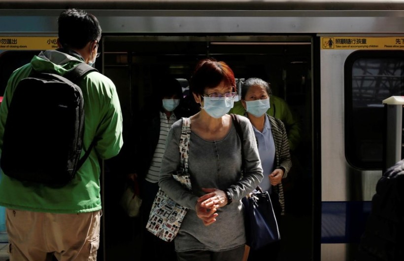Người dân Đài Loan đeo khẩu trang khi tham gia giao thông công cộng ở Đài Bắc (Ảnh: Reuters)