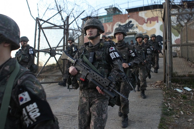 Binh sĩ Hàn Quốc rời khỏi một trạm gác ở DMZ (Ảnh: EPA)