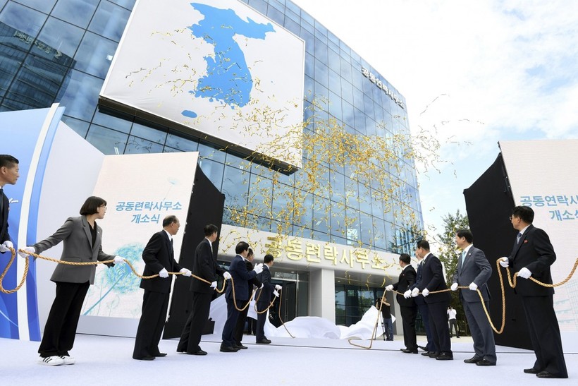 Quan chức Hàn Quốc, Triều Tiên dự lễ khánh thành văn phòng liên lạc chung ở Kaesong vào năm 2018 (Ảnh: AP)