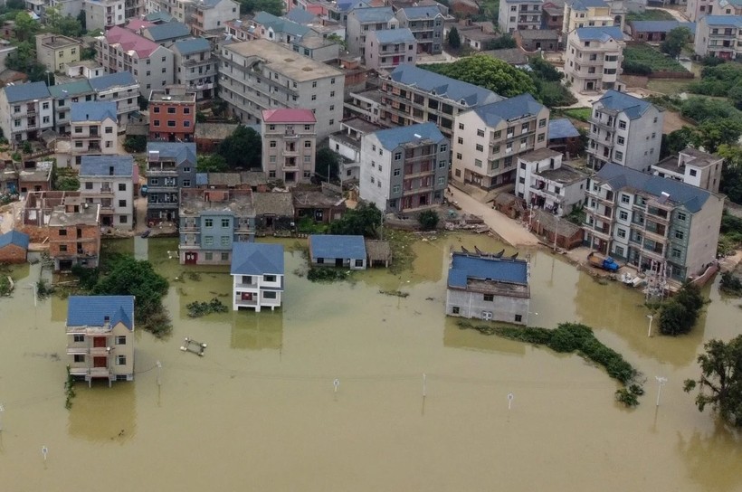 Một khu dân cư gần hồ Bà Dương liên tục hứng các trận mưa lớn kể từ đầu tháng (Ảnh: AFP)
