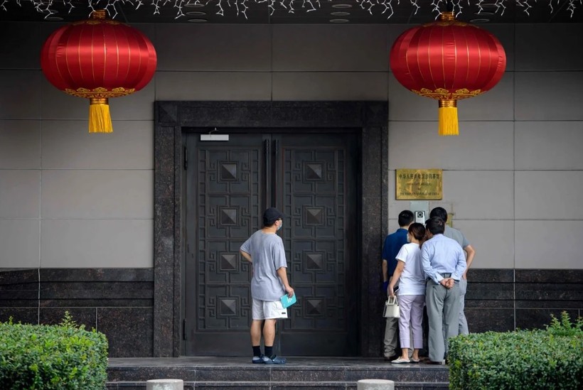 Một số người tìm đến lãnh sự quán Trung Quốc ở Houston, Texas sau khi nó bị đóng cửa (Ảnh: AFP)