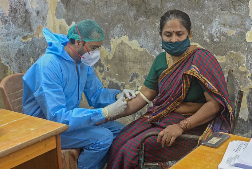 Một người phụ nữ Ấn Độ đã khỏi COVID-19 đi hiến huyết thanh để phục vụ cho nghiên cứu (Ảnh: AFP)