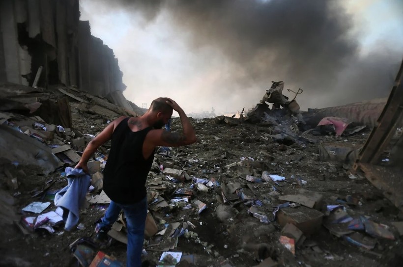 Cảnh tượng như "ngày tận thế" sau vụ nổ kinh hoàng ở thủ đô Beirut, Lebanon (Ảnh: AFP)