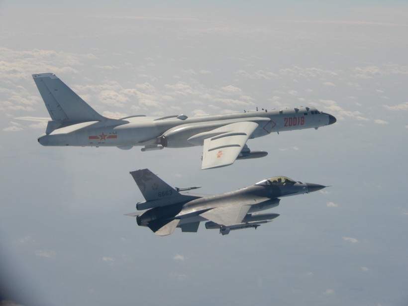 Máy bay ném bom H-6 của Trung Quốc bay sát chiến đấu cơ F-16 của Đài Loan trong tháng 2/2020 (Ảnh: Taiwan News)