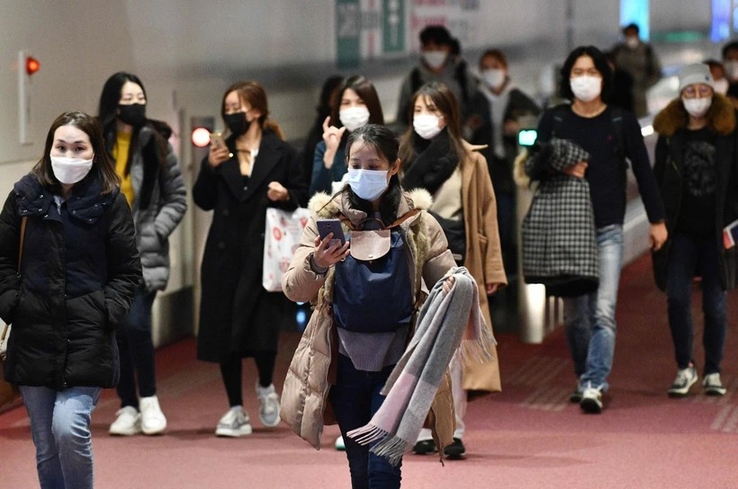 Người dân Nhật Bản đi dọc sảnh tại sân bay quốc tế Haneda, thủ đô Tokyo (Ảnh: AFP)