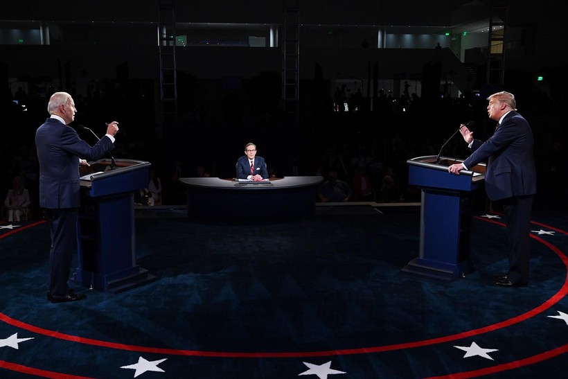 Hai ứng viên Donald Trump và Joe Biden tranh luận gay gắt trong cuộc tranh luận đầu tiên diễn ra tối 29/9 (Ảnh: CNN)