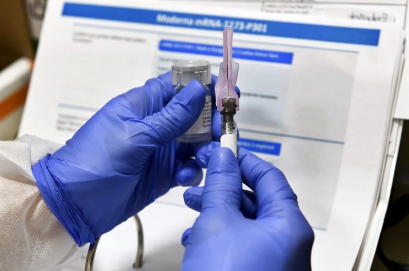 Y tá chuẩn bị tiêm vaccine thử nghiệm cho tình nguyện viên tại cơ sở của Moderna (Ảnh: AP)