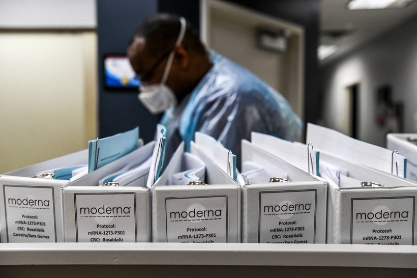 Dữ liệu đánh giá thử nghiệm vaccine của Moderna được lưu tại Trung tâm nghiên cứu Mỹ ở Hollywood, Florida (Ảnh: AFP)