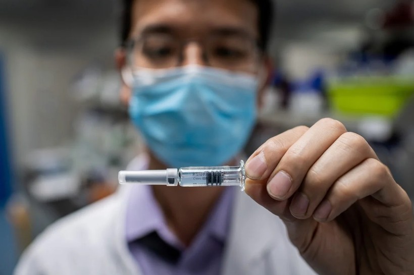 Nhóm nghiên cứu kêu gọi các hãng dược xem xét lại mức độ an toàn của vaccine họ đang phát triển (Ảnh: SCMP)