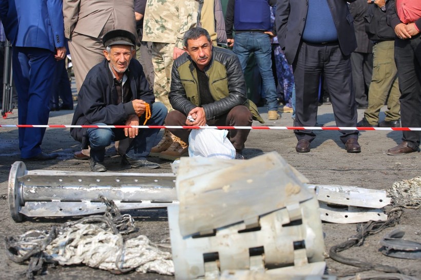 Người dân ở thành phố Barda chứng kiến những mảnh vỡ của tên lửa Smerch hôm 28/10 (Ảnh: HRW)