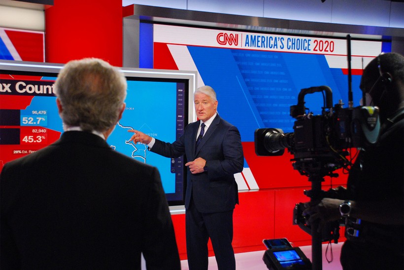 John King đứng làm việc suốt 100 giờ đồng hồ để đưa tin về bầu cử Mỹ (Ảnh: CNN)