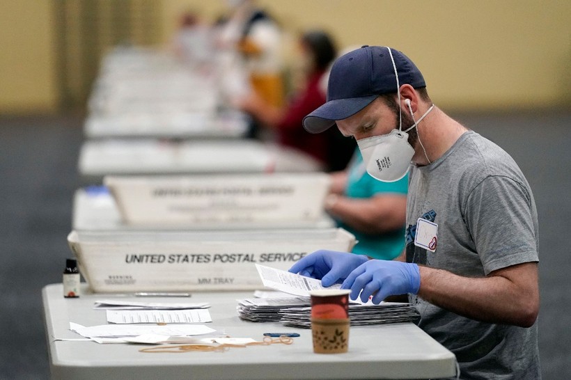 Quá trình kiểm đếm phiếu bỏ qua đường bưu điện ở Pennsylvania (Ảnh: Politico)