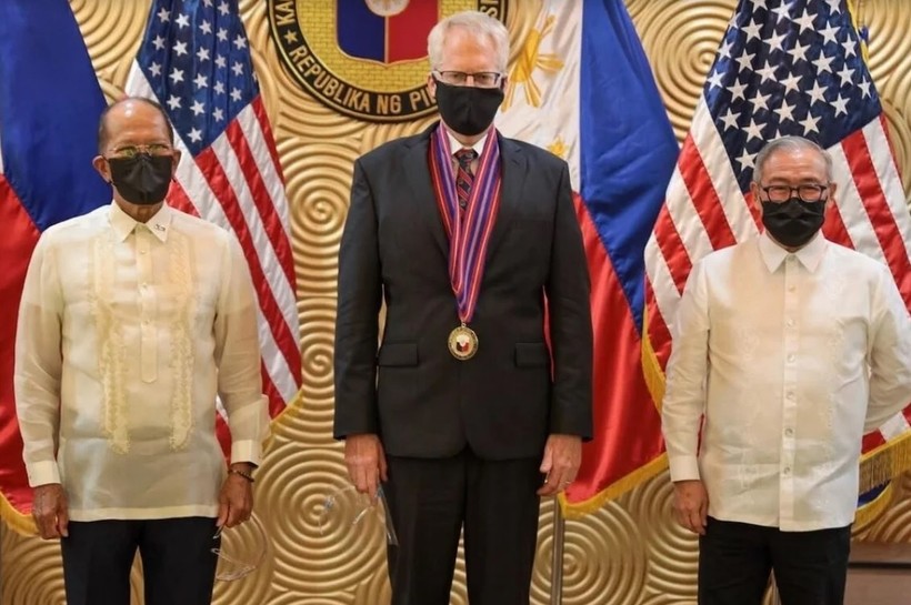 Quyền Bộ trưởng Quốc phòng Mỹ Christopher Miller (giữa), Bộ trưởng Quốc phòng Philippines Delfin Lorenzana (trái) và Ngoại trưởng Philippines Teodoro Locsin Jnr. (Ảnh: SCMP)