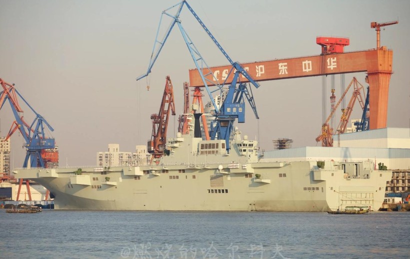 Tàu tấn công lưỡng cư Type 075 của Hải quân Trung Quốc tại Thượng Hải (Ảnh: Weibo)