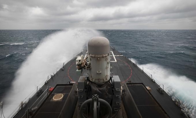 Tàu chiến USS McCain hướng đến eo biển Đài Loan hôm 30/12 (Ảnh: US Navy)