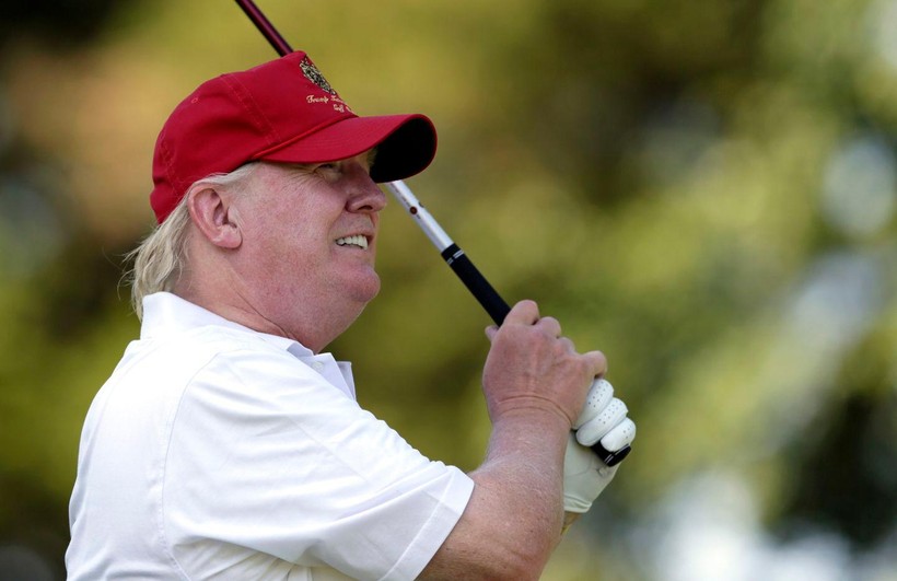 Tổng thống Trump trong một buổi đánh golf (Ảnh : Boston Globe)