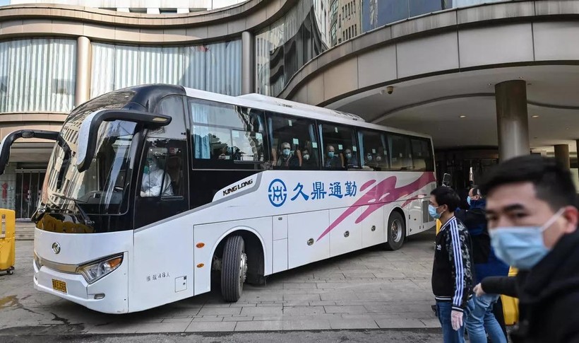 Xe chở đoàn chuyên gia WHO rời khỏi một khách sạn ở Vũ Hán, Trung Quốc (Ảnh: France24)