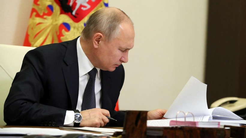 Tổng thống Putin đã ký thông qua luật gia hạn New START với Mỹ (Ảnh: Moscow Times)