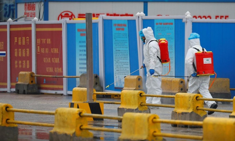 Nhân viên y tế tiến hành khử trùng trước một khu chợ ở Vũ Hán, tỉnh Hồ Bắc, Trung Quốc (Ảnh: Reuters)