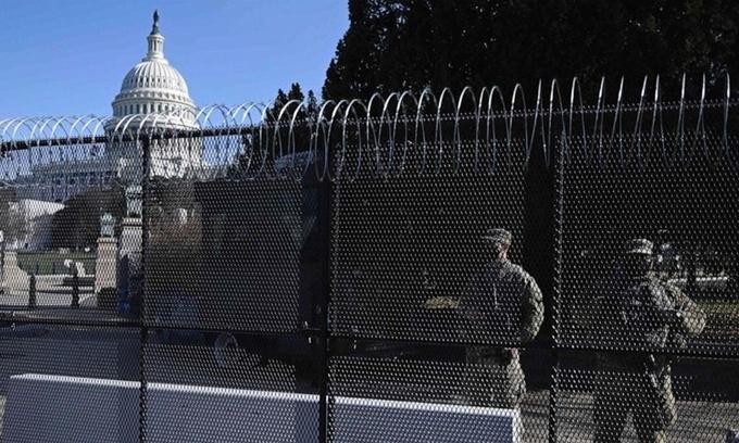 Hàng rào an ninh được dựng lên quanh tòa nhà quốc hội Mỹ ở thủ đô Washington ngày 14/1 (Ảnh: AFP)