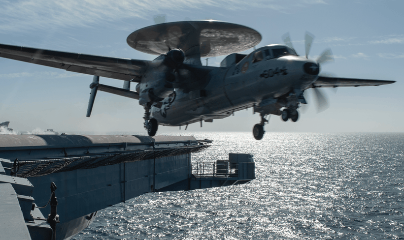 Một máy bay E-2C Hawkeye cất cánh từ tàu sân bay USS Nimitz (CVN 68) (Ảnh: AsiaTimes)