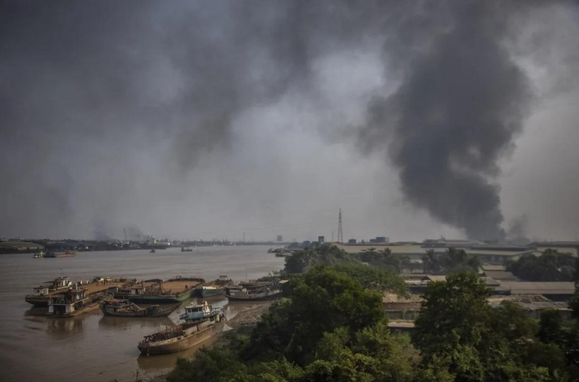Cột khói bốc lên sau khi nhiều nhà máy của Trung Quốc ở Yangon bị tấn công (Ảnh: AP)
