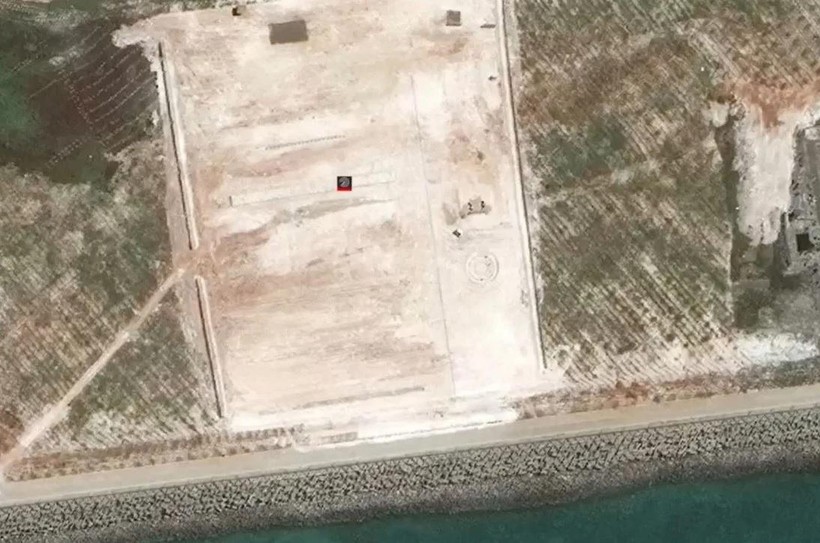 Ảnh vệ tinh cho thấy bãi đất mới mà Trung Quốc bồi đắp phi pháp trên đá Xu Bi (Ảnh: Handout)