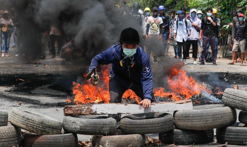 Người biểu tình Myanmar tuyên bố sẽ tiếp tục biểu tình bất chấp hứng chịu thương vong lớn (Ảnh: Reuters)