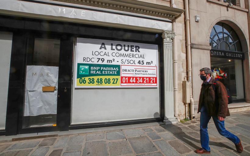 Nhiều cửa hàng ở Paris, Pháp ngừng hoạt động do làn sóng dịch COVID-19 mới (Ảnh: AP)