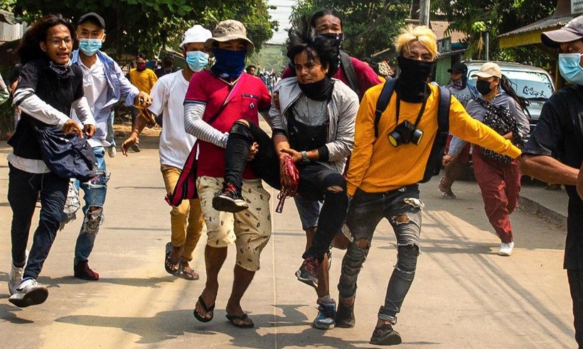 Người biểu tình bị thương trên đường phố Yangon hôm 29/3. Ảnh: AFP.