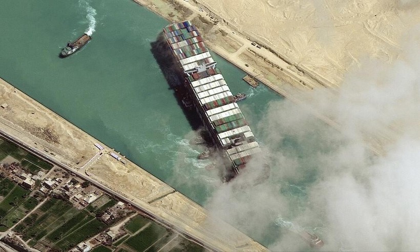 Tàu Ever Given tại kênh đào Suez ngày 29/3. Ảnh: AFP.