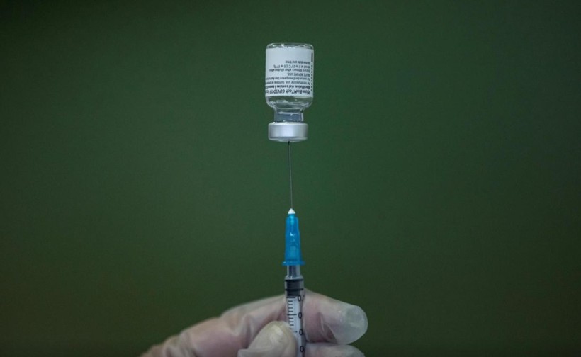 Y tá chuẩn bị mũi tiêm vaccine COVID-19 của Pfizer/BioNTech (Ảnh: Reuters)