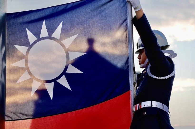 Lính nghi thức Đài Loan nâng cờ tại quảng trường Tự do (Ảnh: DPA)
