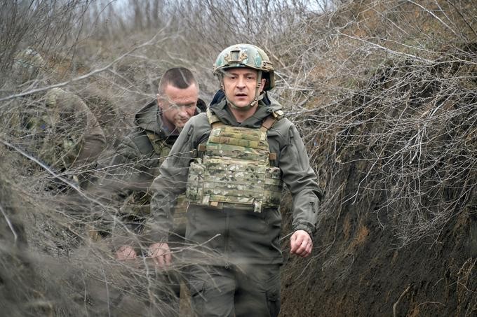 Tổng thống Volodymyr Zelensky mặc áo giáp tới thăm vùng Donbas hôm 9/4. Ảnh: Reuters.